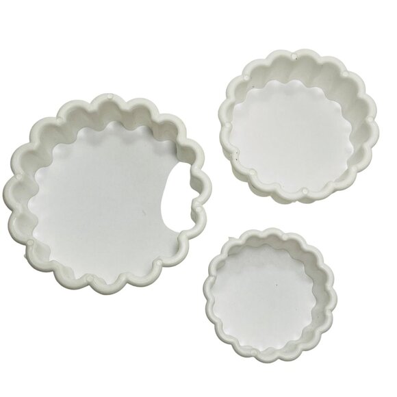 Scalloped Round Plastic Cookie Biscuit Cutters Stackable Set Of 3 - Picture 2 of 6
